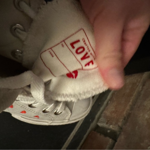 Limited edition ‘embroidered hearts’ Converse - Picture 4 of 5